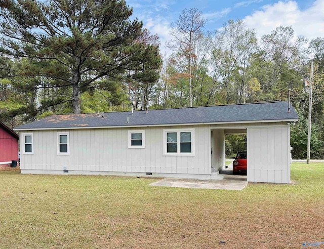 rear view of house featuring a lawn