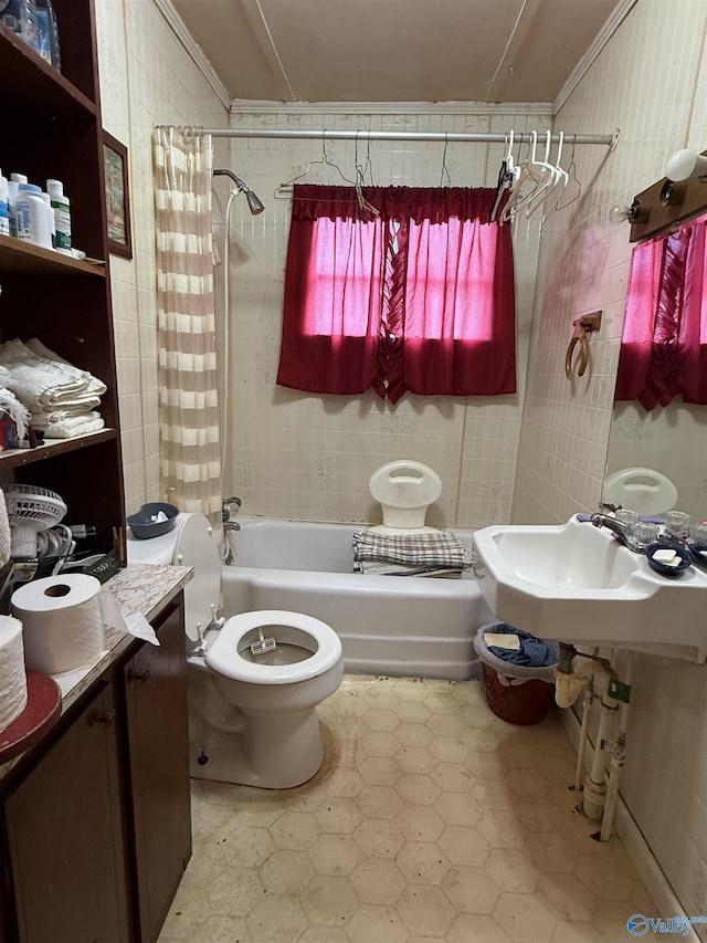 4094 County Road 66, Section, AL 35771 - full bathroom with crown molding, shower / bathtub combination with curtain, toilet, and a sink