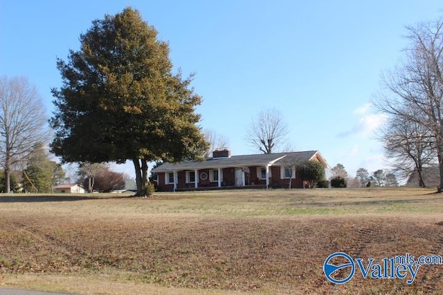 single story home featuring a front lawn