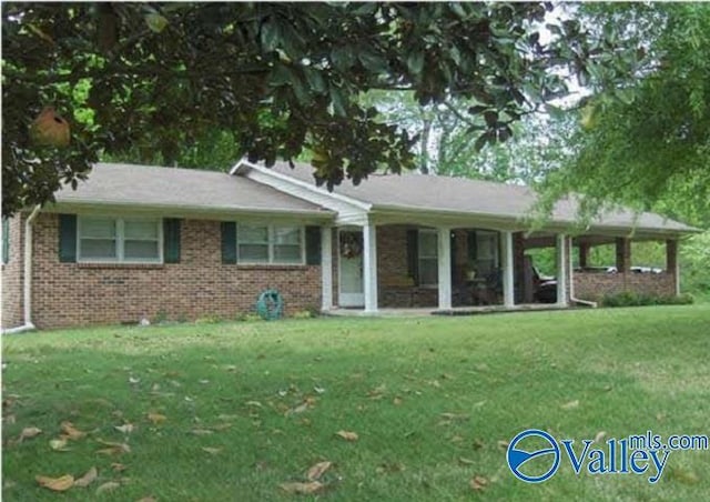 ranch-style home with a front yard