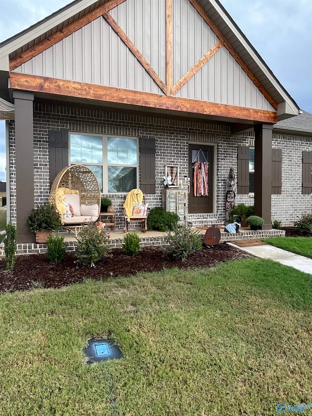 view of front of house featuring a front lawn