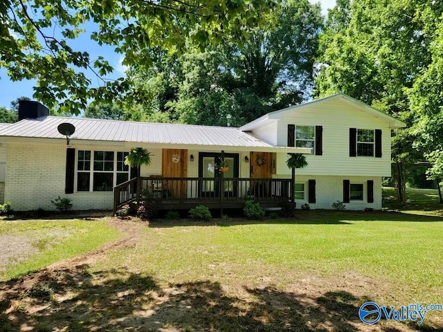 tri-level home featuring a front yard