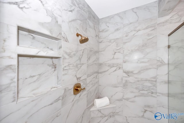 full bathroom featuring a tile shower