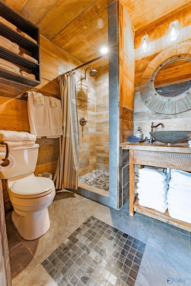 full bathroom featuring a sink, wooden ceiling, a stall shower, and toilet