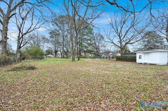 view of yard featuring a shed