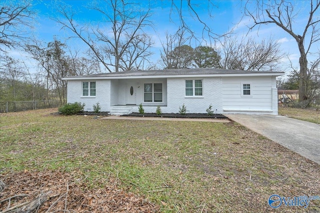 single story home with a front lawn