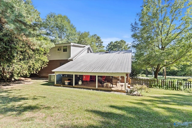 view of front of house featuring a front lawn