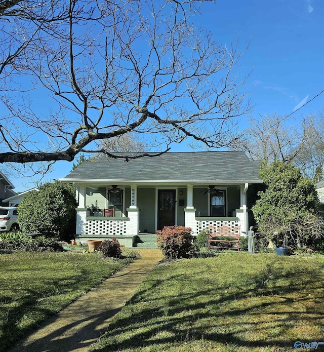 view of front facade featuring a ceiling fan, a porch, and a front lawn