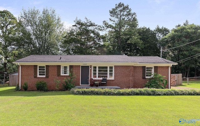 ranch-style house featuring a front yard