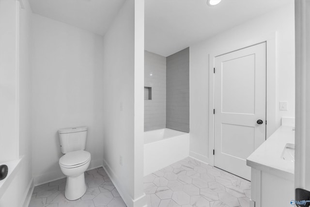 full bath featuring a bathtub, baseboards, vanity, toilet, and recessed lighting