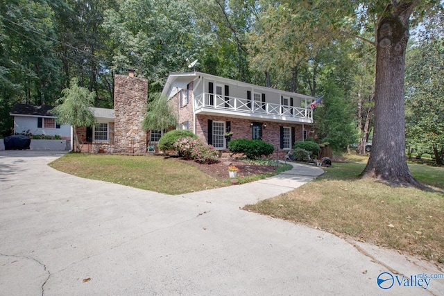 view of front of house with a front lawn