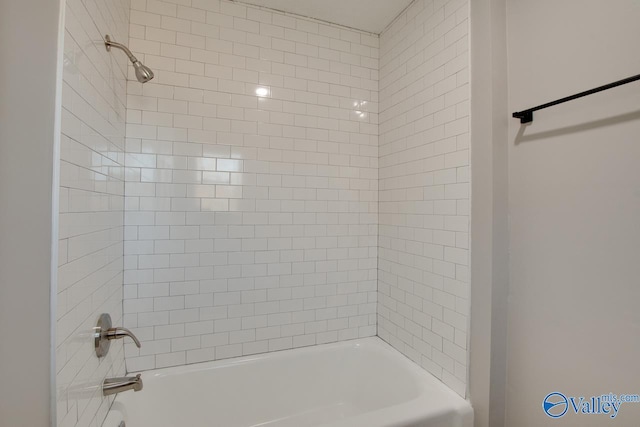 bathroom featuring tiled shower / bath combo