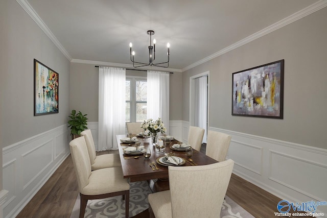 dining area featuring ornamental molding, dark hardwood / wood-style floors, and a notable chandelier