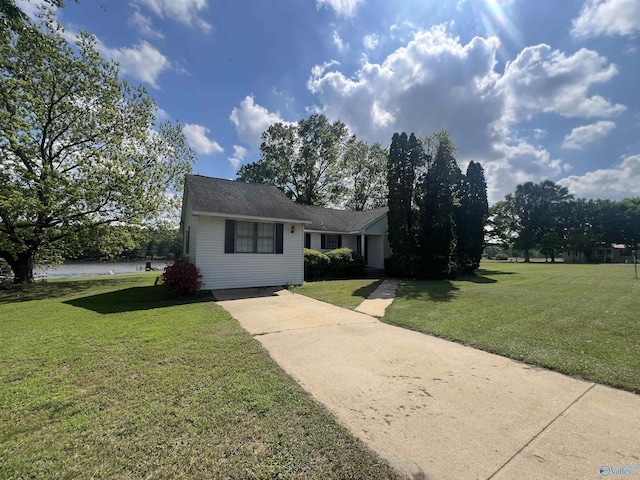 view of front facade with driveway and a front yard