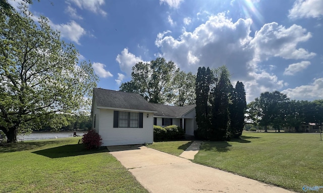 view of front of house featuring a front lawn and driveway