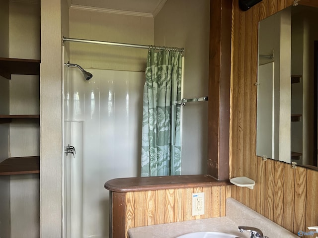 full bath with crown molding, a sink, and curtained shower