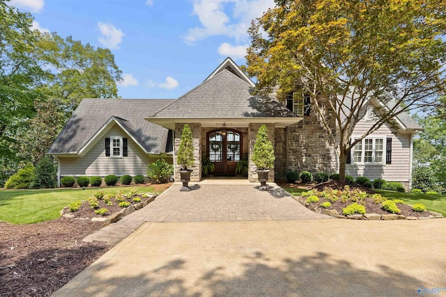 view of front facade featuring a front yard