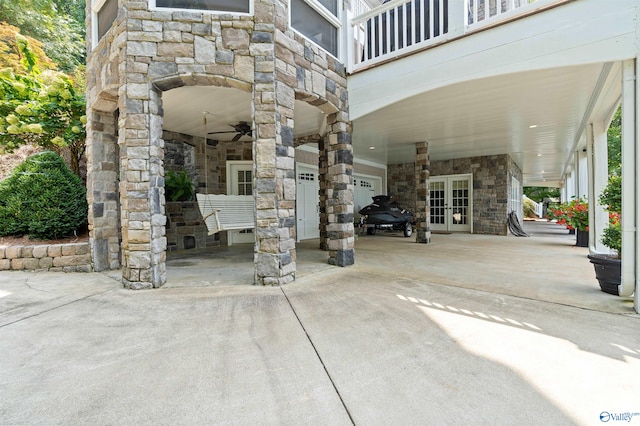 property entrance featuring ceiling fan