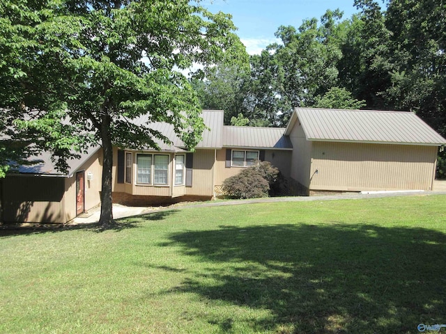 109 Colonial Dr, Scottsboro, AL 35768 - single story home featuring a front yard and metal roof