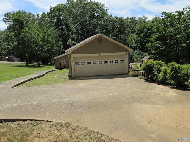 109 Colonial Dr, Scottsboro, AL 35768 - view of front of property with a front yard and concrete driveway