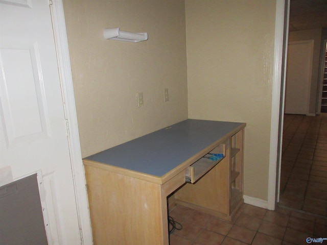 109 Colonial Dr, Scottsboro, AL 35768 - kitchen featuring dark countertops, light brown cabinetry, a kitchen breakfast bar, and tile patterned floors