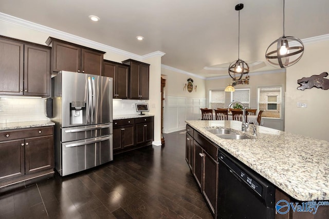 kitchen featuring dishwasher, an island with sink, sink, hanging light fixtures, and stainless steel refrigerator with ice dispenser