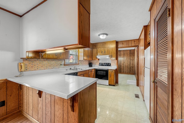 kitchen with kitchen peninsula, backsplash, ornamental molding, a breakfast bar, and white appliances