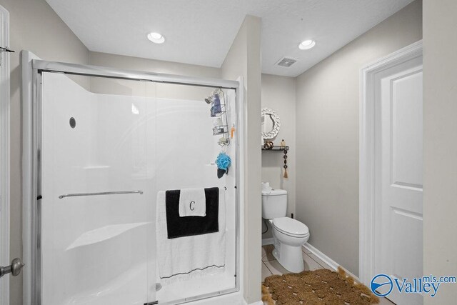 713 Rabbittown Rd, Glencoe, AL 35905 - full bathroom featuring a stall shower, toilet, tile patterned floors, baseboards, and recessed lighting