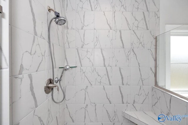 bathroom featuring a tile shower