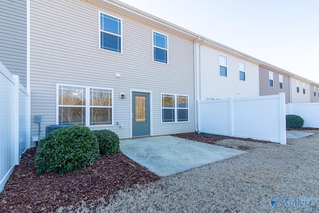 view of front of home featuring a patio