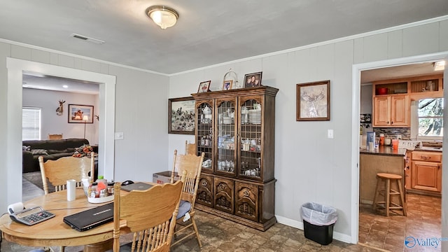 dining area featuring visible vents, baseboards, and ornamental molding