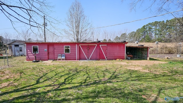 view of pole building featuring a yard