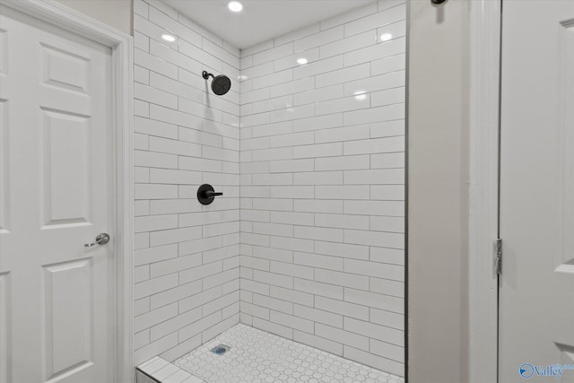 bathroom featuring tiled shower