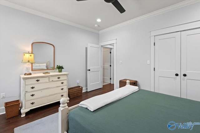 bedroom featuring ceiling fan, ornamental molding, dark hardwood / wood-style flooring, and a closet