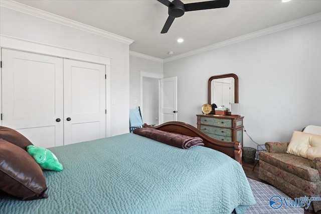 bedroom with ornamental molding, hardwood / wood-style floors, ceiling fan, and a closet