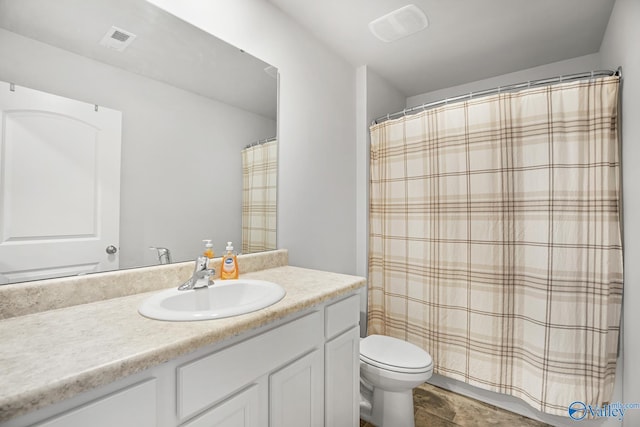 bathroom featuring toilet, curtained shower, visible vents, and vanity