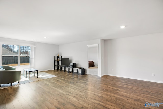 living area featuring recessed lighting, baseboards, and wood finished floors