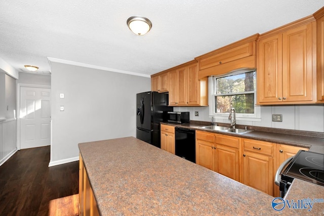 kitchen with baseboards, a sink, dark countertops, dark wood-type flooring, and black appliances