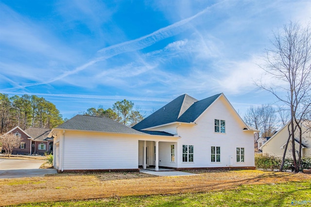 view of front of house featuring a front yard