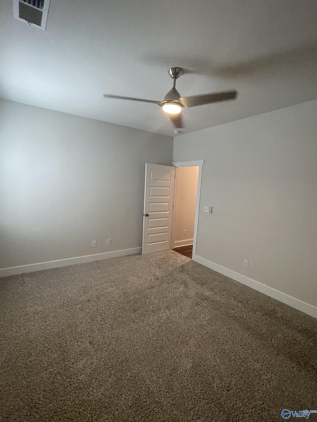 carpeted empty room featuring ceiling fan