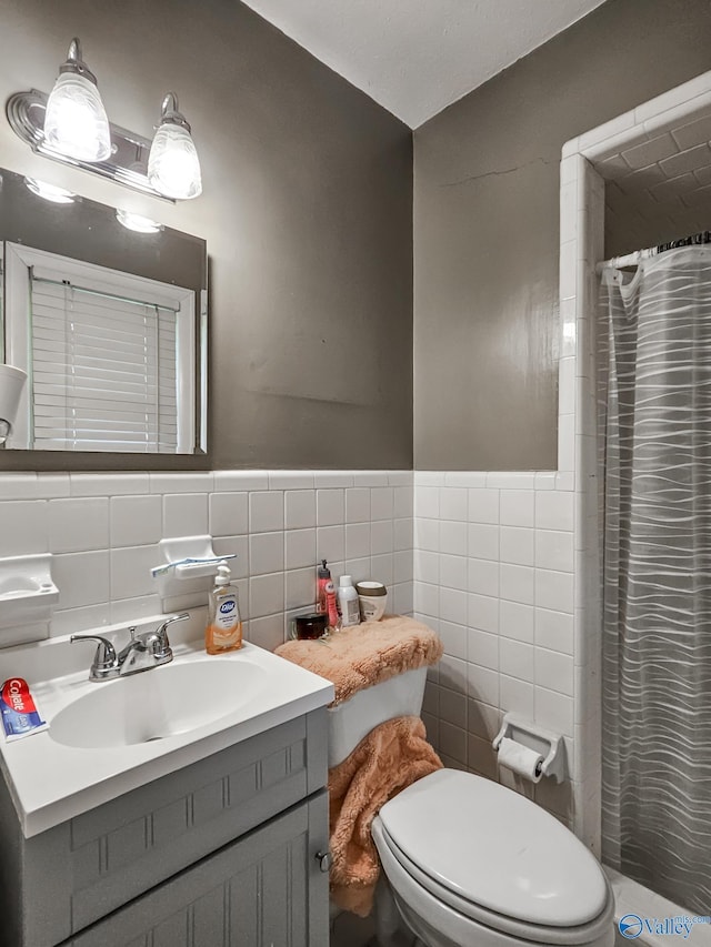 full bath featuring a shower with shower curtain, tile walls, and toilet