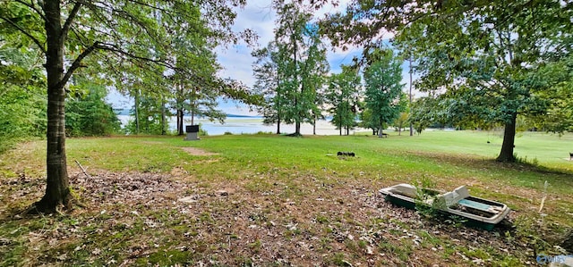 view of yard featuring a water view