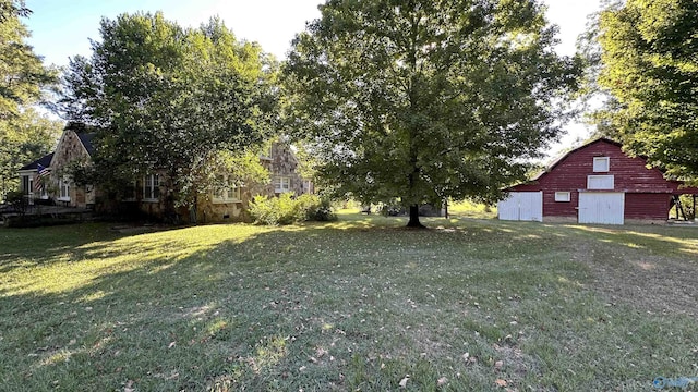 view of yard with an outbuilding