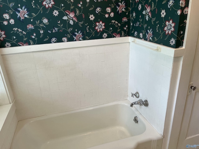 full bathroom featuring a tub and wallpapered walls