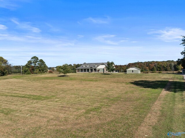 view of yard with an outbuilding