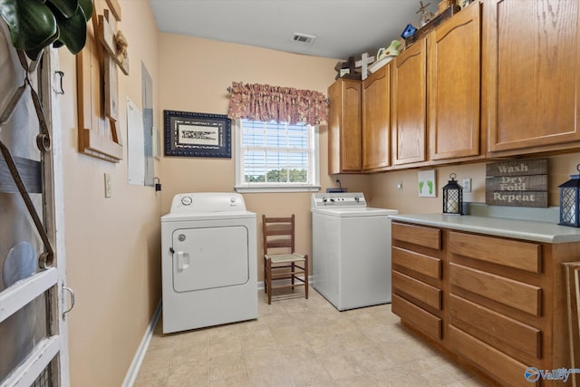 laundry room featuring cabinet space, visible vents, baseboards, and washing machine and dryer