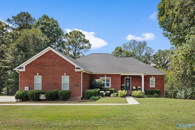 ranch-style home featuring a front lawn