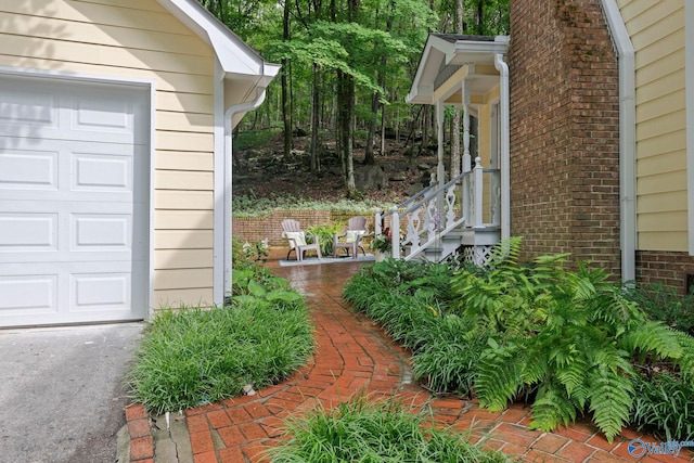 7925 Smoke Rise Rd SE, Huntsville, AL 35802 - view of yard featuring a garage