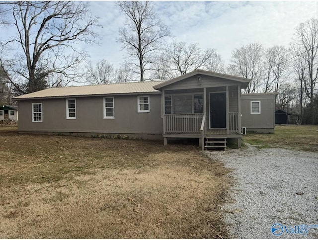 view of front of house featuring a front lawn