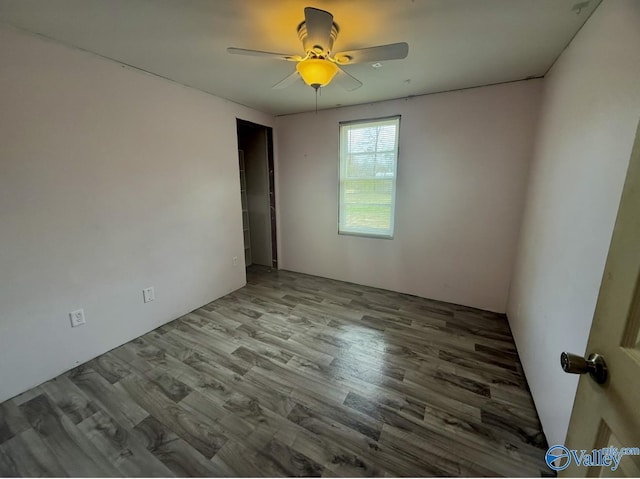 empty room featuring light hardwood / wood-style floors and ceiling fan